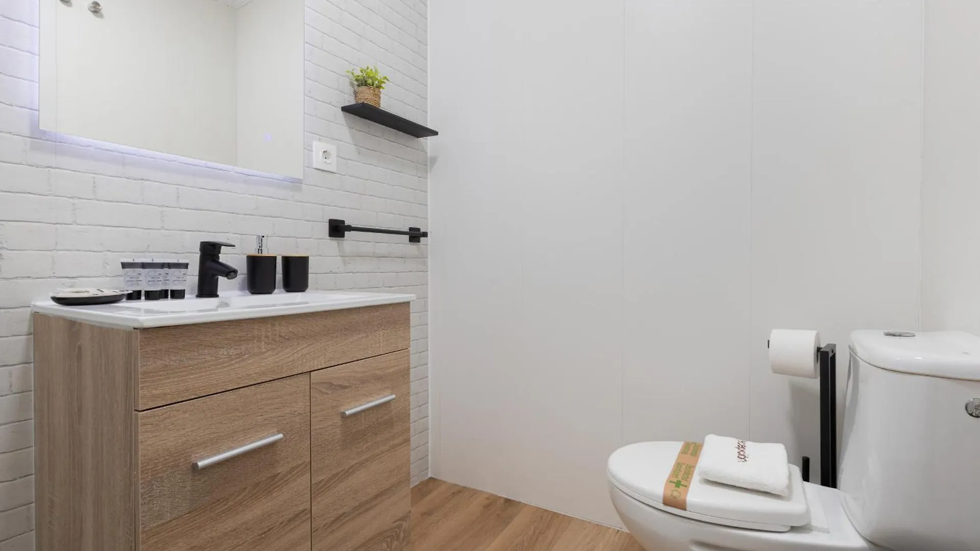 C21 Trendy 2 Bdr & Parking Downtown Apartment Malaga