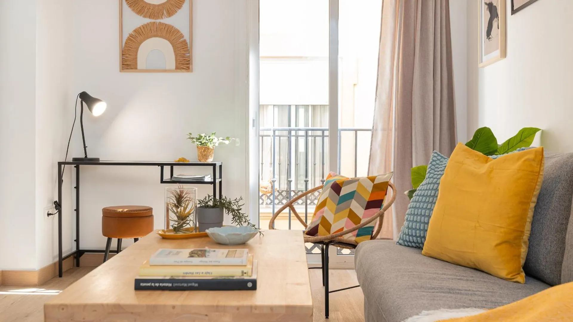 C21 Trendy 2 Bdr & Parking Downtown Apartment Malaga 0*,  Spain
