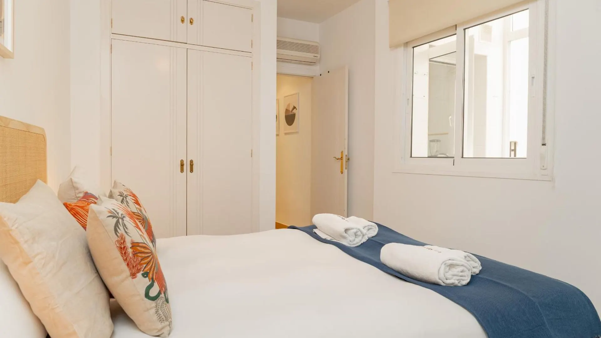 C21 Trendy 2 Bdr & Parking Downtown Apartment Malaga